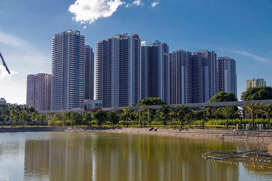 Tháng 5/2013, UBND TP Hà Nội đã ra quyết định chấp thuận cho Công ty cổ phần BĐSản Hồng Ngân làm chủ đầu tư dự án “Xây dựng khu công viên hồ điều hòa phía Bắc và phần mở rộng phía Nam Mai Dịch” theo hình thức hợp đồng BT (xây dựng - chuyển giao). Ngày 18/1/2016, Hà Nội phối hợp với nhà đầu tư chính thức khởi công dự án. Dự án có tổng mức đầu tư gần 975 tỷ đồng, quy mô diện tích 151.569m2 nằm ngay vị trí đắc địa tại mặt đường Lê Đức Thọ, Hồ Tùng Mậu, Trần Vỹ, Nguyễn Cơ Thạch…