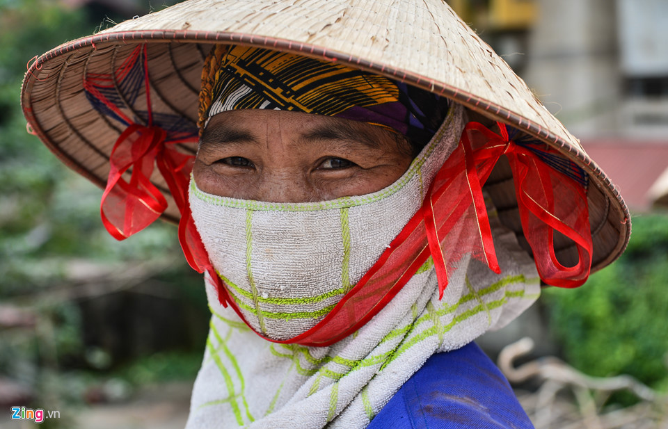 Tại công trường, một nữ công nhân cho biết chị đã cùng nhiều đồng nghiệp khác thực hiện công việc này tại khu L1 liên tục trong khoảng 5 ngày nay.