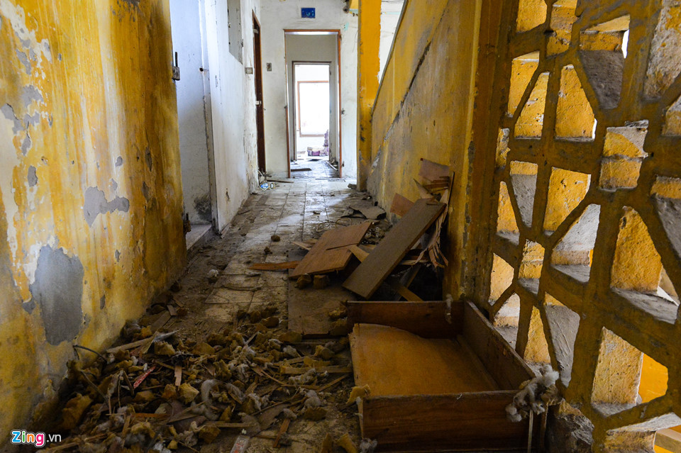 Khu L2, hầu hết hộ dân đã chuyển đi, để lại hình ảnh của một khu chung cư xuống cấp sau 31 năm xây dựng.