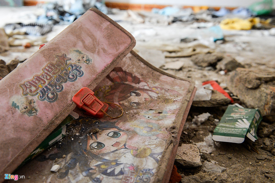 Một chiếc cặp học sinh bị bỏ lại.