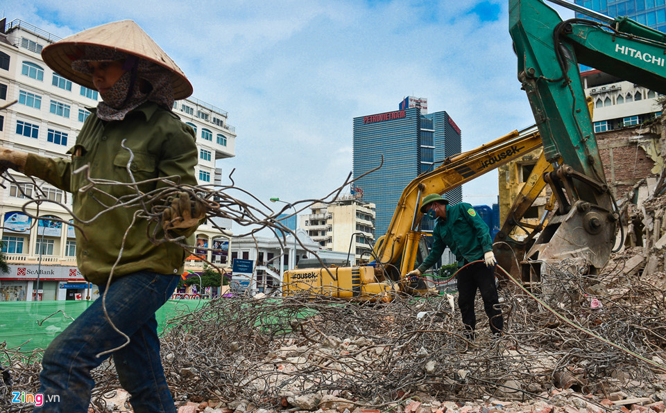 Vài ngày nay, chung cư 93 Láng Hạ đang được phá dỡ cấp tập. Trước đó nhiều hộ dân đã di dời rất bức xúc vì phải đi thuê nhà ở tạm nhiều năm, chưa biết bao giờ mới được quay lại 93 Láng Hạ.