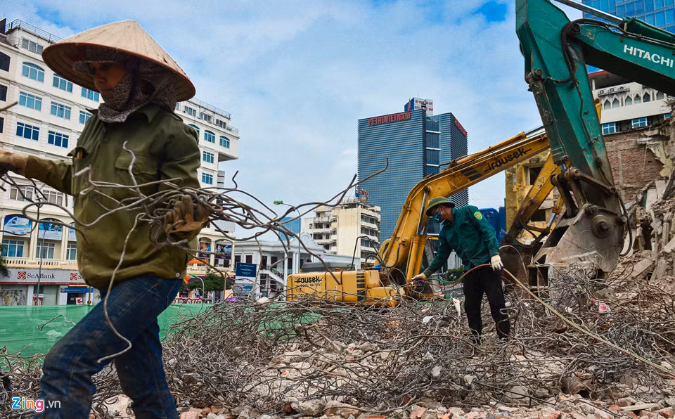 Vài ngày nay, chung cư 93 Láng Hạ đang được phá dỡ cấp tập. Trước đó nhiều hộ dân đã di dời rất bức xúc vì phải đi thuê nhà ở tạm nhiều năm, chưa biết bao giờ mới được quay lại 93 Láng Hạ.