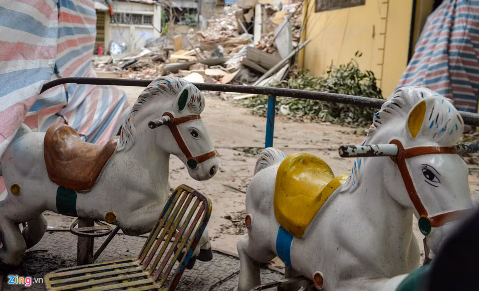 Chiếc vòng xoay ngựa gỗ nằm giữa 2 khu L1, L2 đã từng là nơi vui chơi của đám trẻ tại khu “đất vàng” 93 Láng Hạ.
