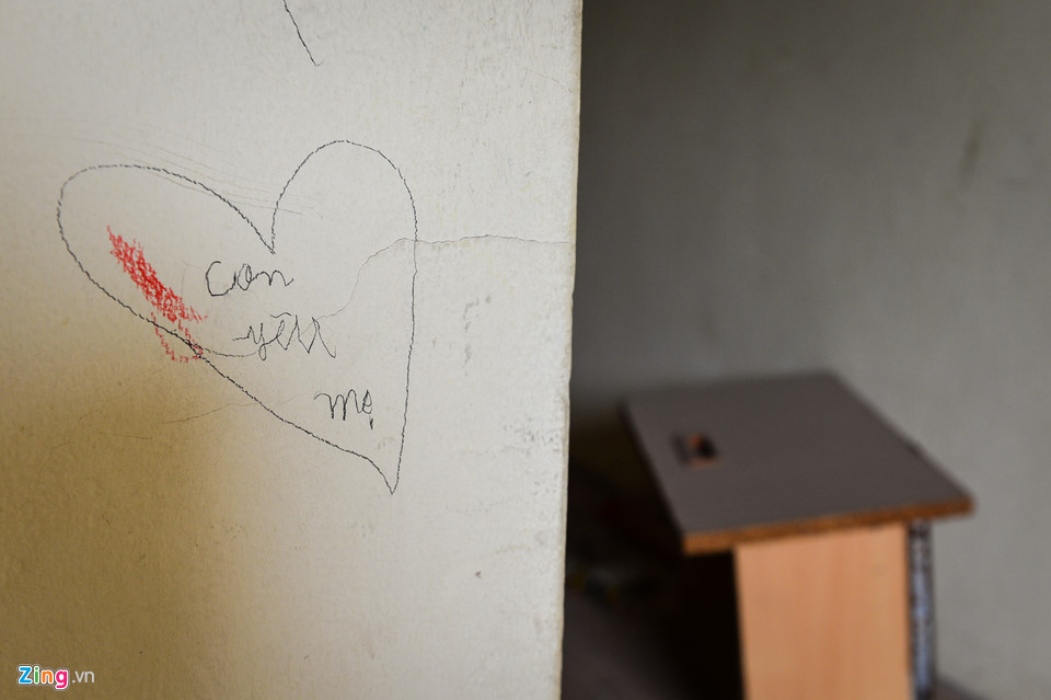 Giữa hình ảnh hoang tàn đến “lạnh gáy” vẫn còn những chi tiết đáng yêu, dấu vết của con người còn sót lại. Trên bức tường một ngôi nhà bỏ hoang, dòng chữ “Con yêu mẹ” được viết nguệch ngoạc vẫn còn khá mới.