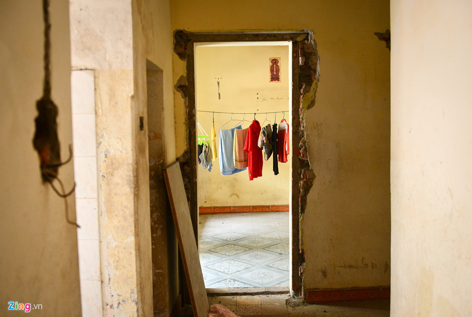 Dù điều kiện đã xuống cấp trầm trọng, vẫn còn một trong số 118 hộ dân bám trụ lại. UBND quận Đống Đa tiến hành cưỡng chế từ tháng 11 năm nay để đảm bảo quyền lợi của 117 hộ dân đã di dời. 