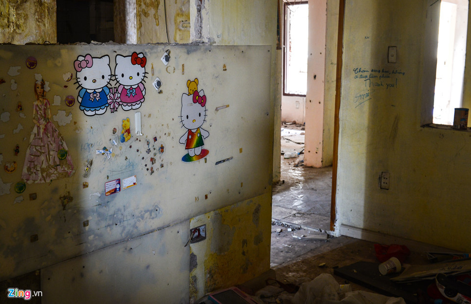 Trên tường một ngôi nhà khác chi chít những hình dán của chú mèo Hello Kitty, gấu Pooh và dòng chữ của một “ông cụ non”: “Cháu đang học, không ai được làm phiền. Thank you!”, ký tên Mai.