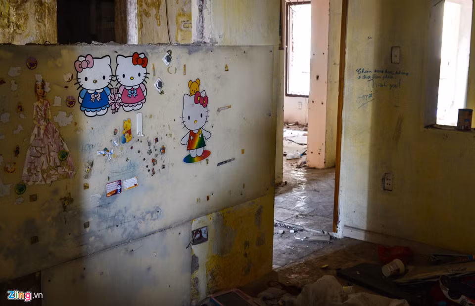 Trên tường một ngôi nhà khác chi chít những hình dán của chú mèo Hello Kitty, gấu Pooh và dòng chữ của một “ông cụ non”: “Cháu đang học, không ai được làm phiền. Thank you!”, ký tên Mai.