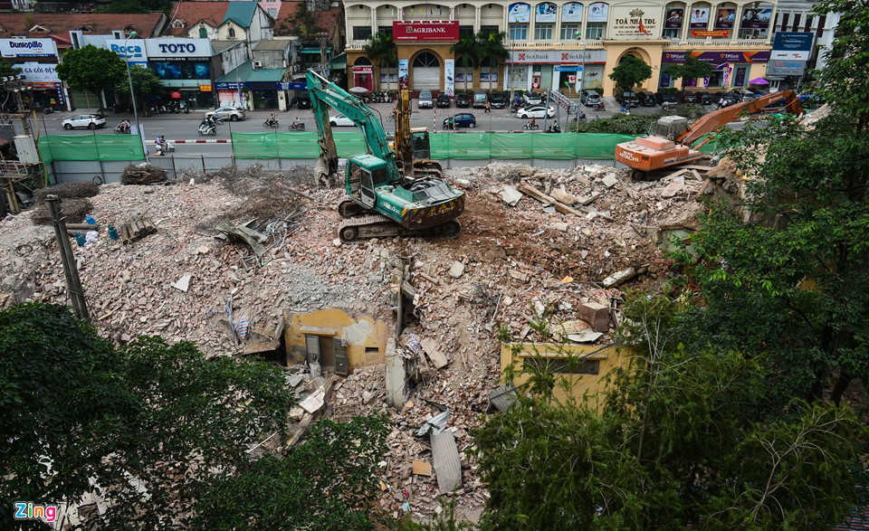 Chung cư L1, L2 tại số 93 Láng Hạ được nhiều người biết đến là đã bỏ hoang 7 năm nay, trở thành nơi vứt rác gây ô nhiễm môi trường. Dự án cải tạo bị “đắp chiếu” 10 năm do có một vài hộ vẫn kiên quyết bám trụ, không thể giải phóng mặt bằng.