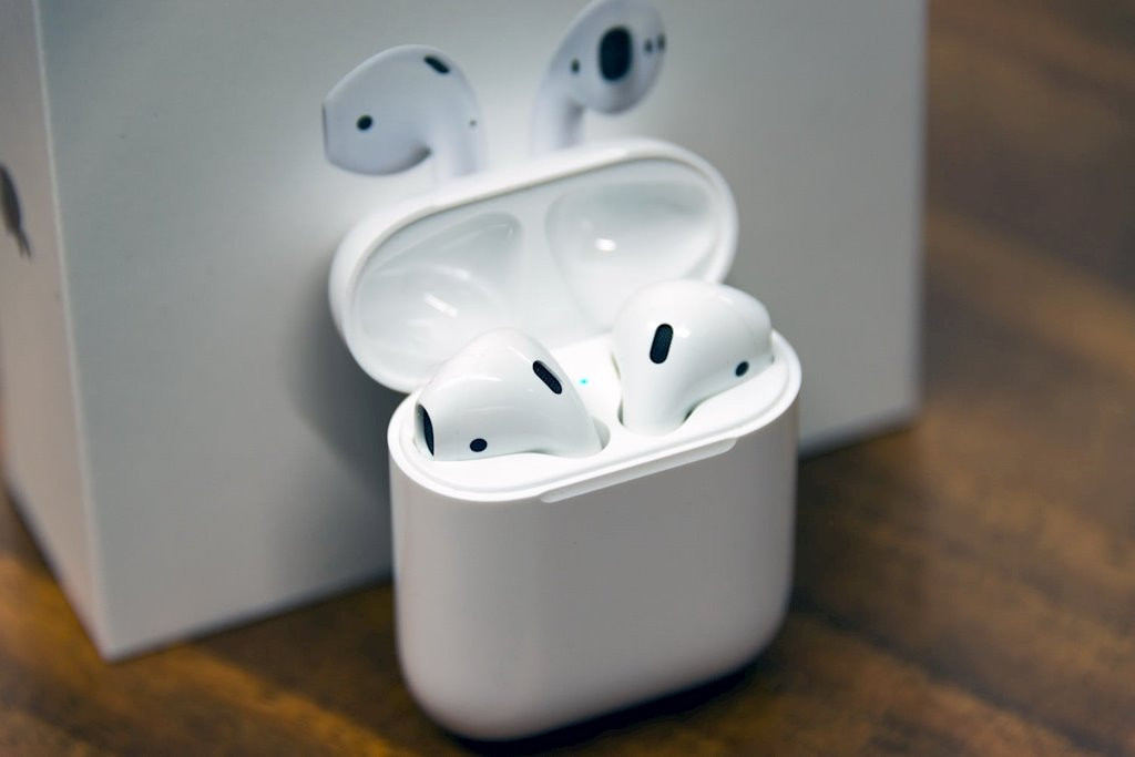 Apple AirPods đã góp phần không nhỏ vào việc phổ cập văn hóa tai nghe không dây tới cộng đồng người dùng phổ thông.