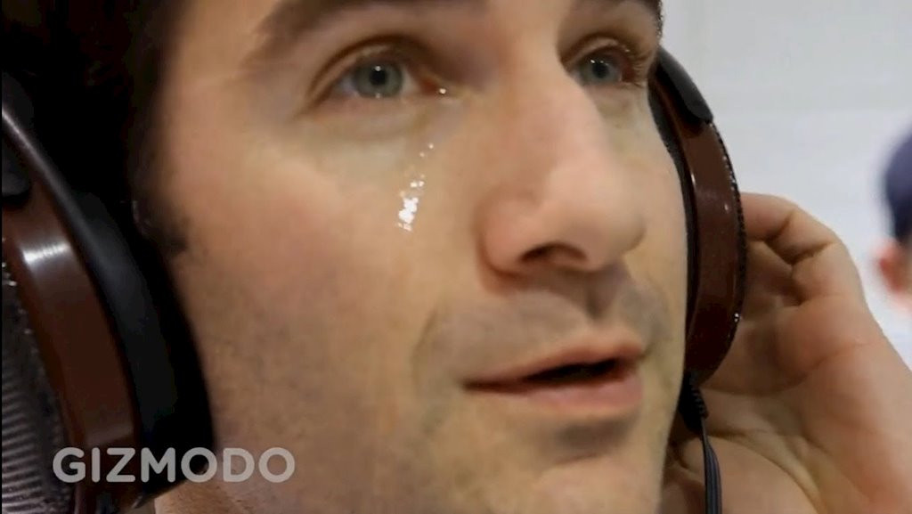 Một người đàn ông đã khóc trước âm thanh của chiếc tai nghe đắt nhất thế giới Sennheiser Orpheus