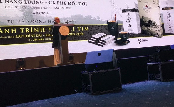 Ông Đặng Lê Nguyên Vũ xuất hiện sau 5 năm "ở ẩn" với cách ăn mặc khác lạ: áo khoác dài đen, quần vải trắng rộng thùng thình, cổ quấn khăn rằn.