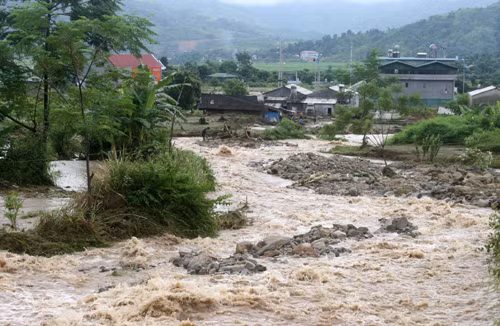 Mua to, lu quet, sat lo dat dang de doa mot loat tinh phia Bac