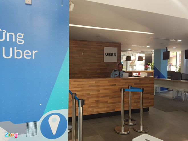 Lo chuyen Uber sap nhap Grab, tai xe nhao nhao tim den van phong-Hinh-2