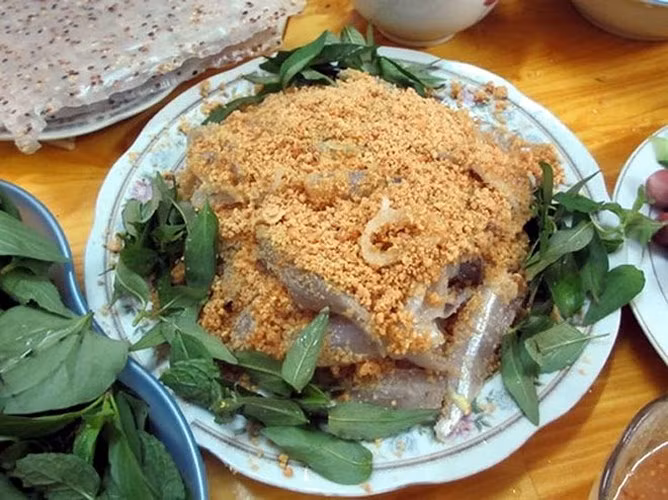 Cá nghéo bao tử là món ăn ngon nhất. Cứ đến mùa cá nghéo sinh đẻ, nhiều người lại tìm kiếm đặc sản này tại các cửa hàng ở Quảng Bình. Ảnh: Dân trí.