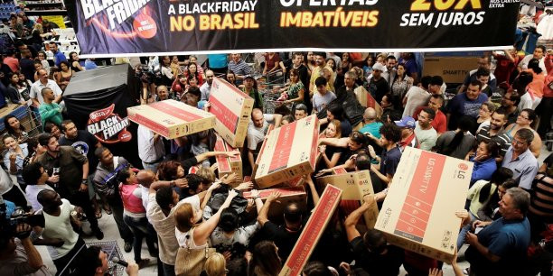 Nhung su kien 'dien ro' trong ngay hoi mua sam Black Friday-Hinh-2