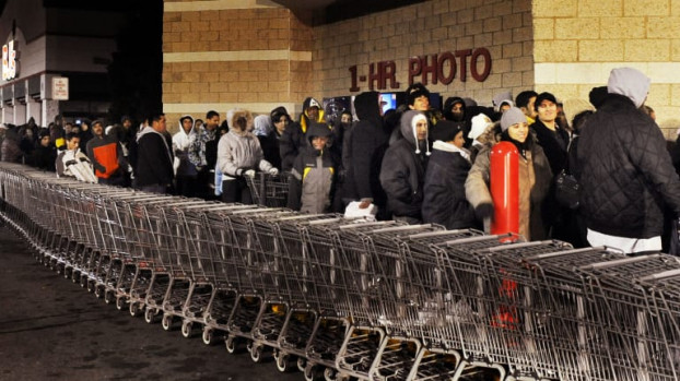 Nhung su kien 'dien ro' trong ngay hoi mua sam Black Friday-Hinh-5