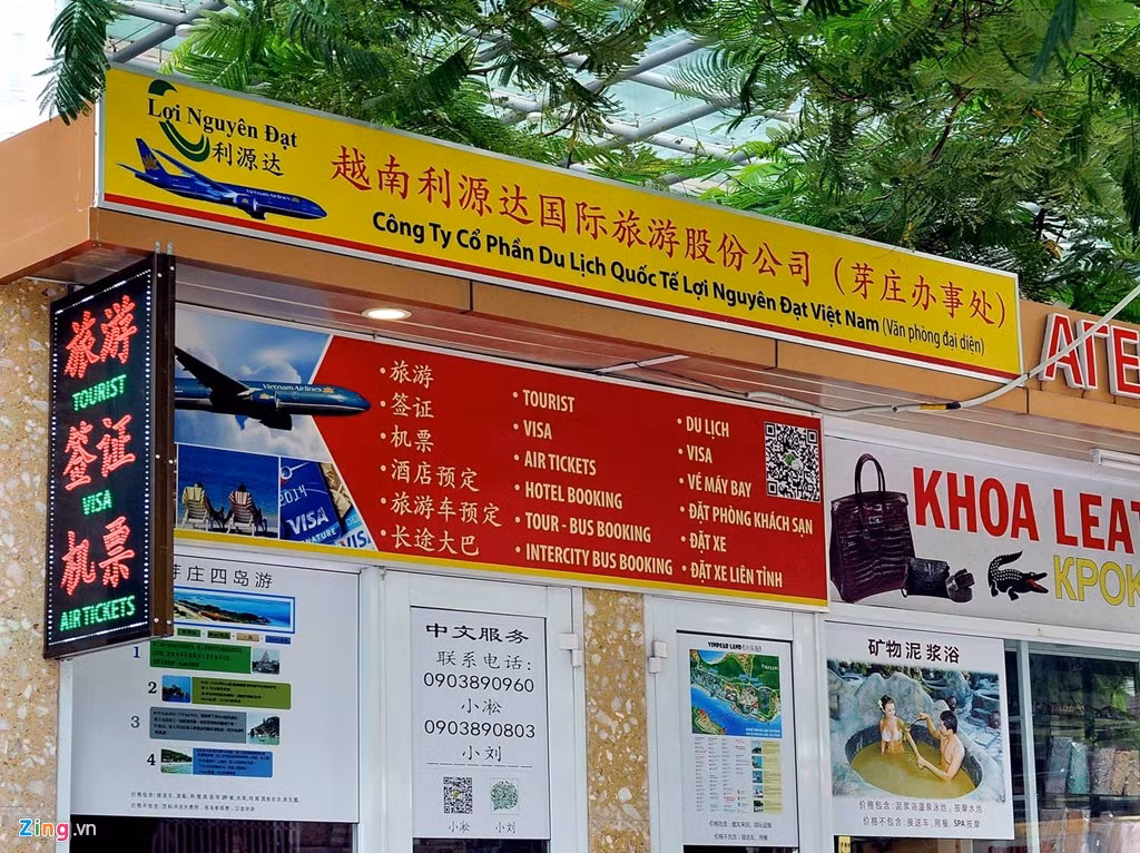 Phần lớn các công ty du lịch dùng song ngữ nhưng chữ Trung Quốc to hơn và nằm trên tiếng Việt.