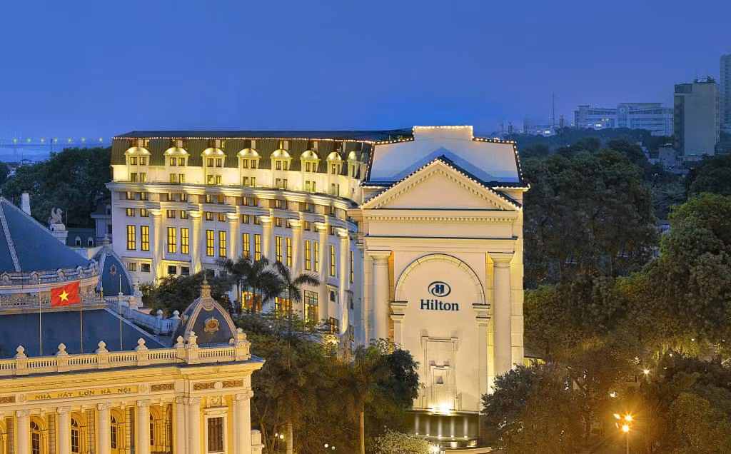 Khách sạn Hilton Hanoi Opera toạ lạc tại khu đất kim cương ngay trung tâm thủ đô Hà Nội.