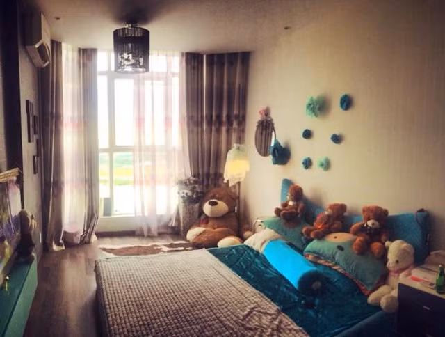 Phòng ngủ của chân dài được cô trưng bày rất nhiều gấu bông. 