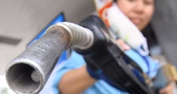 Gia xang tang gan 300 dong/lit