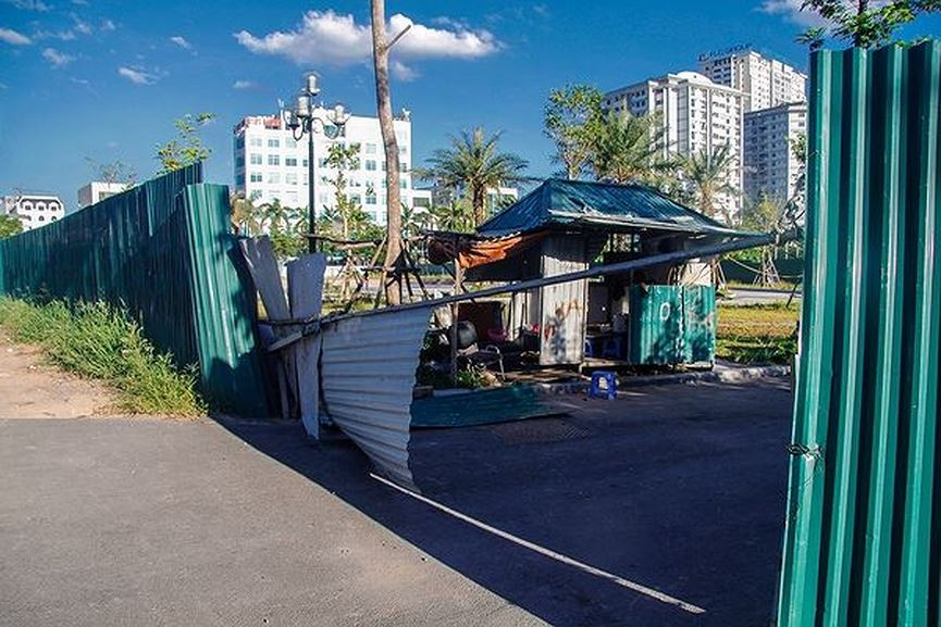 Xung quanh dự án này là chi chít các tòa nhà cao ốc, chung cư với mật độ dân số cao. Dù dự án công viên hồ điêu hòa Mai Dịch được người dân mong ngóng, giải toả ngột ngạt khi mật đô chung cư dày đặc tại Hà Nội, nhưng đến nay không biết bao giờ mới được bàn giao.