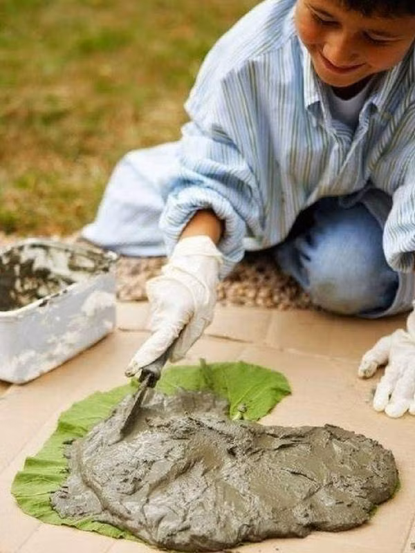 Và đổ xi măng vừa trộn lên phiến lá