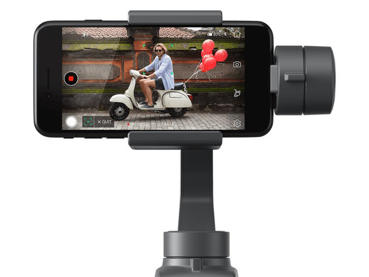 8. Gimbal: Osmo Mobile 2 của DJI là thiết bị giúp iPhone có những thước phim mượt mà, ổn định ngay cả khi người dùng quay trong lúc di chuyển mạnh. iPhone có thể cân bằng video bằng phần mềm khá tốt. Tuy nhiên các thiết bị gimbal lại sử dụng động cơ để bù lại rung lắc khi quay, cho kết quả tốt hơn nhiều lần. Thiết bị này còn kết nối Bluetooth với điện thoại để người dùng không phải chạm vào màn hình để bắt đầu ghi nữa. Tất cả chuyển động, thao tác đều thực hiện bởi những phím cứng trên tay cầm.