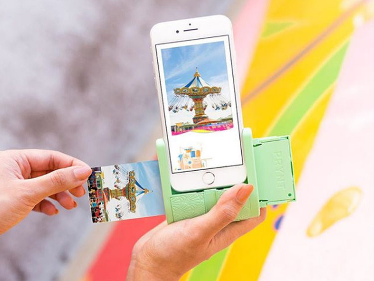 10. Máy in ảnh bỏ túi: Đây là phụ kiện hoàn hảo để bạn mang theo trong suốt kỳ nghỉ của mình. Prynt Pocket là chiếc máy in ảnh cầm tay cho iPhone. Ngoài việc chụp và lưu vào máy, giờ đây bạn có thể in nó ra để tặng cho bạn bè. Ảnh được in với kích thước 2x3 inch và mất 30 giây để hoàn thành. Giấy in khá đắt vì thế nó không phải phụ kiện để sử dụng hàng ngày. Nó chỉ thật sự cần thiết trong một số dịp đặc biệt.