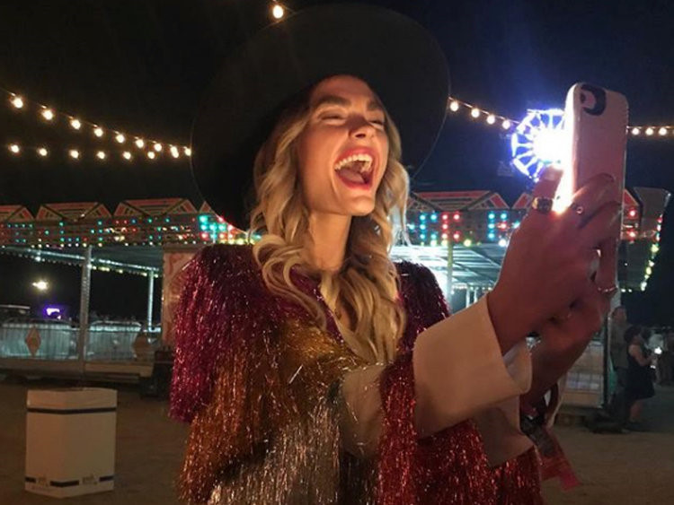 4. Case đèn LED: LuMee có chức năng như một chiếc ốp lưng truyền thống, bảo vệ iPhone khỏi trầy xước khi sử dụng. Ngoài ra nó còn có thể giúp bù thêm ánh sáng khi chụp ảnh trong điều kiện tối. Ốp lưng này có hai dải đèn LED cả mặt trước lẫn mặt sau, hỗ trợ chụp ảnh selfie và camera sau khi thiếu sáng.