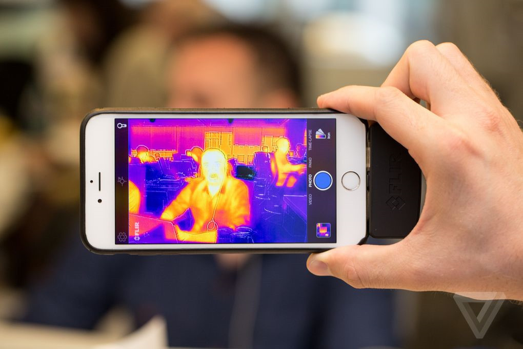 9. Camera hồng ngoại: Flir One là chiếc camera hồng ngoại siêu nhỏ, có thể gắn vào điện thoại, giúp người dùng nhìn rõ hình ảnh trong bóng tối. Người dùng có thể bật nó để nhìn ra sự khác biệt của cảnh vật dưới dạng bản đồ nhiệt của người hoặc vật trong phạm vi nhất định hoặc đo nhiệt độ tại một điểm cụ thể.