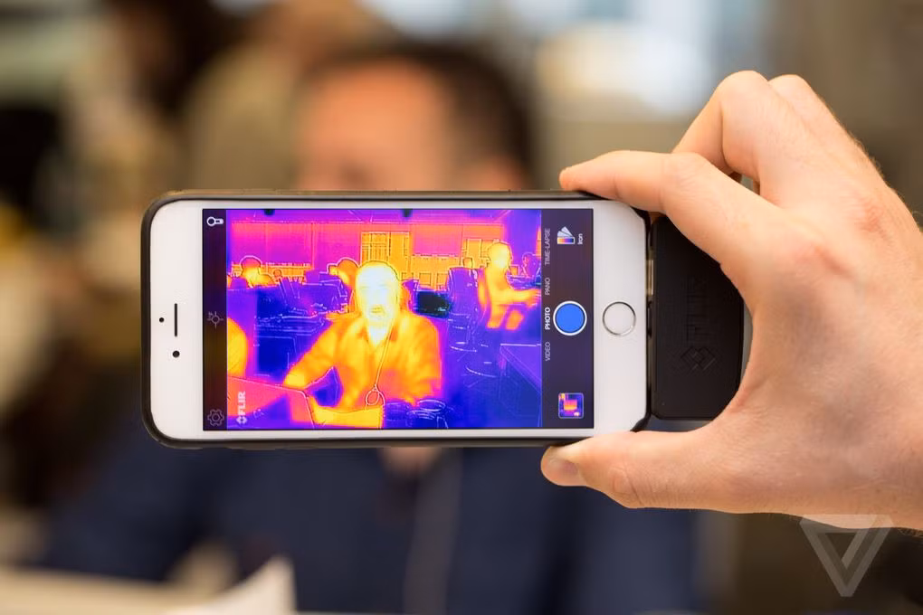 9. Camera hồng ngoại: Flir One là chiếc camera hồng ngoại siêu nhỏ, có thể gắn vào điện thoại, giúp người dùng nhìn rõ hình ảnh trong bóng tối. Người dùng có thể bật nó để nhìn ra sự khác biệt của cảnh vật dưới dạng bản đồ nhiệt của người hoặc vật trong phạm vi nhất định hoặc đo nhiệt độ tại một điểm cụ thể.