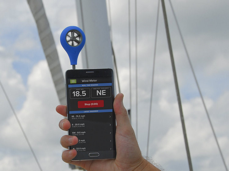 3. Kiểm tra tốc độ gió: Nếu người dùng cần một thiết bị đo tốc độ gió, Yellow Jacket's Anemometer là phụ kiện iphone đáng để sở hữu. Bạn chỉ cần phải kết nối nó qua cổng tai nghe, tốc độ gió máy đo được sẽ hiển thị thông qua một ứng dụng. Phụ kiện này thích hợp cho những người chơi thể thao ngoài trời hoặc sử dụng drone.