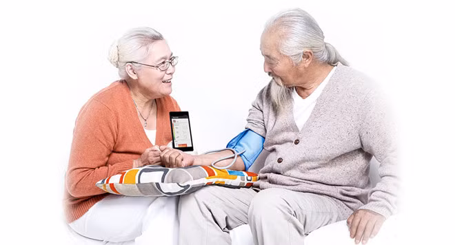 Hãy dành vài phút mỗi tuần để gọi video cho mẹ nếu bạn không thể gặp trực tiếp để mẹ biết bạn vẫn ổn. Ảnh: Shutterstock.