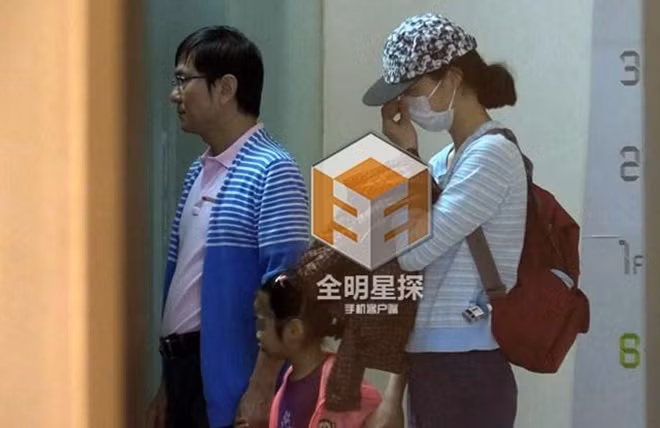 Hàn Tuyết có xuất thân trong gia đình hiển hách ở Trung Quốc. Cô cũng là diễn viên rất giữ hình tượng và chưa bao giờ đóng cảnh nóng trên màn ảnh. Thậm chí, truyền thông còn đặt cho cô biệt danh "mỹ nữ chưa bao giờ đóng cảnh hôn". Đầu tháng 6.2016, hình ảnh Hàn Tuyết đi mua sắm cùng một người đàn ông và một bé gái bị tung lên mạng. Phong Hành Studio cho biết, cô đã bí mật kết hôn và sinh con. Tuy nhiên, nàng "Điêu Thuyền" chỉ giữ im lặng.