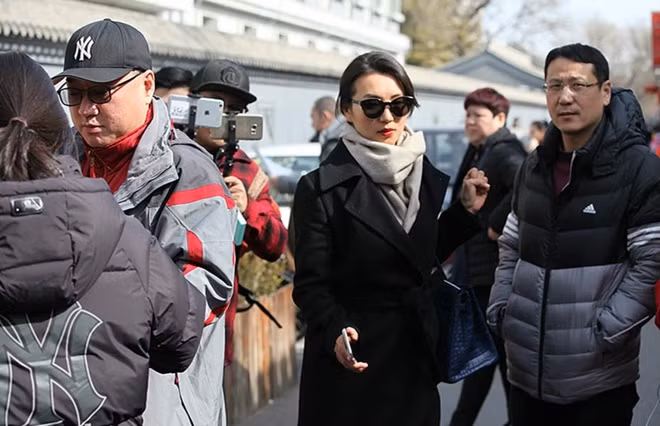 Hình ảnh gần đây nhất của Trần Hảo khi xuất hiện bên ngoài Học viện Hý kịch Trung Ương. Ở tuổi 39, trông nàng Điêu Thuyền vẫn vô cùng trẻ trung, xinh đẹp.