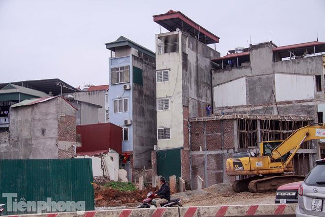 Theo người dân lý giải, sau khi giao đất để thực hiện dự án thì ô đất của gia đình còn lại bao nhiêu sẽ xây bằng đó, muốn xây nhà vuông vắn cũng không đủ đất để xây.