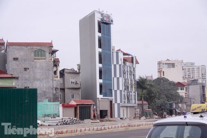 Theo ghi nhận của PV, dọc tuyến đường Phạm Văn Đồng có tới hàng chục căn nhà siêu mỏng, hình thù kỳ dị.