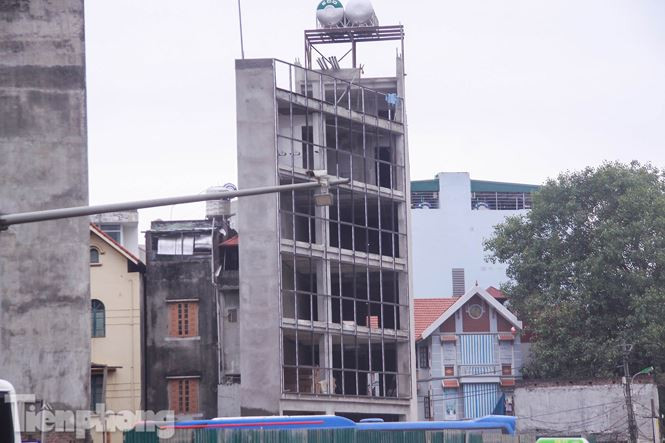 Sau khi giao đất để phục vụ dự án mở rộng đường vành Vành đai 3, nhiều ô đất không còn vuông vắn. Đồng nghĩa với việc những ngôi nhà siêu mỏng, siêu méo, có hình thù kỳ lạ lại đua nhau đu bám bất chấp việc Hà Nội từng nhiều lần muốn chấm dứt kiểu "kiến trúc" siêu mỏng, siêu méo này trước đây.