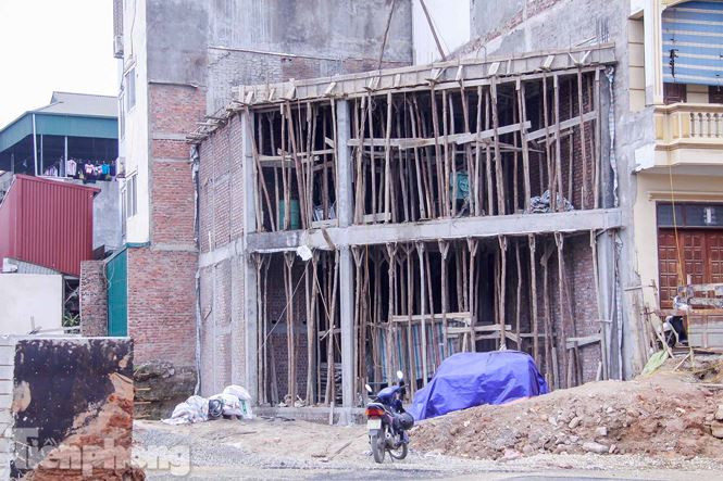 Câu chuyện về nhà siêu mỏng, nhà siêu méo trên các tuyến đường mới tại Hà Nội không hiếm. Trước đó, dự án xây dựng đường vành đai 2, đoạn Nhật Tân - Xuân La - Bưởi - Cầu Giấy dài 6,4 km vừa hoàn thành với tổng mức đầu tư khoảng 6.400 tỉ đồng cũng vướng tình trạng này khi tuyến phố Võ Chí Công đã xuất hiện một số căn nhà méo mó.