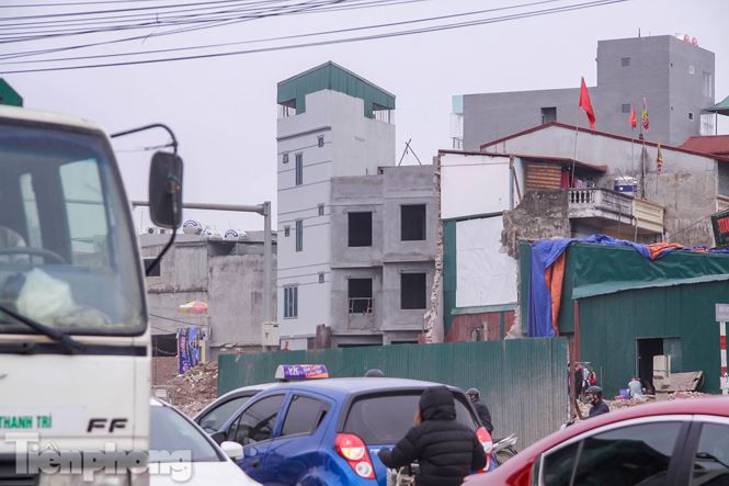 Bên cạnh đó, sau khi thu hồi và đền bù, một số ngôi nhà vẫn chưa kịp sửa lại tạo lên cảnh "nhếch nhác" trên con đường nghìn tỷ.