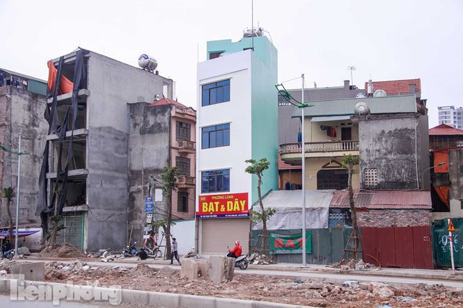 Để mở rộng tuyến đường này, TP Hà Nội đã thu hồi trên 391.900 m2 đất, giải phóng mặt bằng đối với 796 hộ, 55 cơ quan và bố trí 609 căn hộ tái định cư.