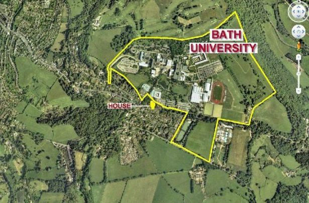 Mỗi sinh viên còn có một chỗ đỗ xe riêng để phục vụ việc đi lại, dù ký túc này nằm ngay sát… trường đại học Bath và cách trung tâm thành phố Bath chỉ 5 phút lái xe.