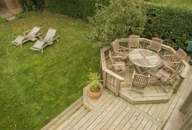 Khu bàn ăn lộ thiên nối liền với gian bếp rộng rãi.