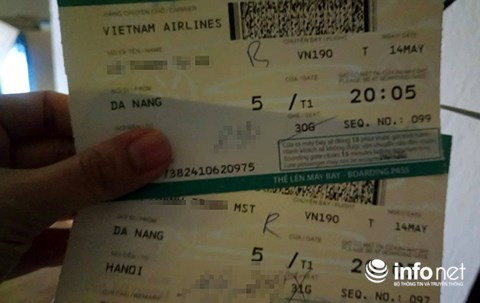 Mỗi khách lên máy bay được nhân viên của hãng phát một chiếc bánh mỳ và một chai nước.