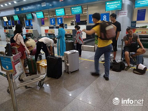 Hành khách chờ nhận hành lý để chuyển sang máy bay khác.