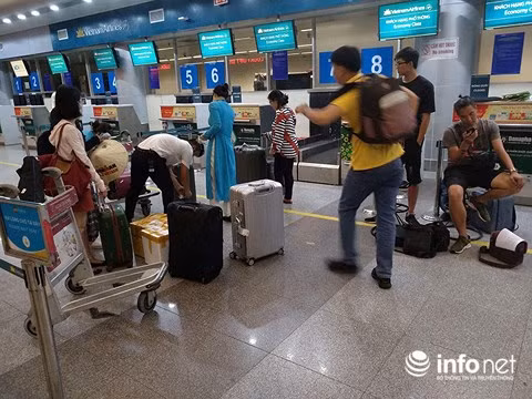 Hành khách chờ nhận hành lý để chuyển sang máy bay khác.