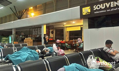 Nhiều hành khách bức xúc vì hãng không bố trí đủ chỗ nghỉ cũng như chăn cho khách trong khi nhà ga bật điều hòa rất lạnh.