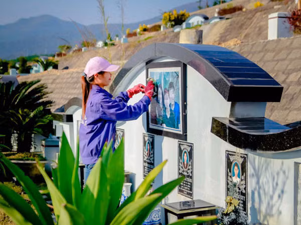 Công nhân nghĩa trang trực tiếp thực hiện nghi lễ cúng giỗ thay thân nhân những người đã khuất.