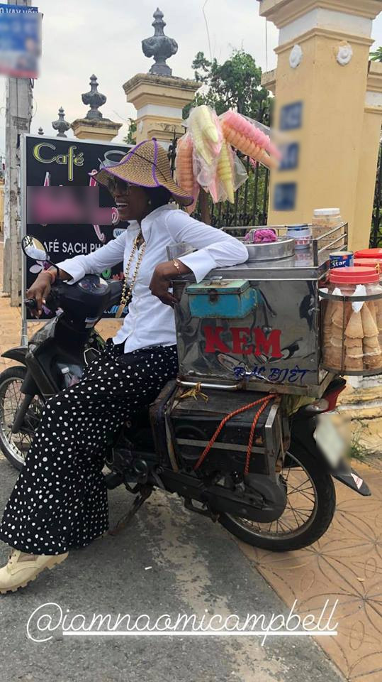 Naomi Campell đã có những khoảnh khắc vô cùng đáng yêu tại Việt Nam, đối lập hoàn toàn sự lạnh lùng, kiêu sa của cô trên các tạp chí hoặc show truyền hình.