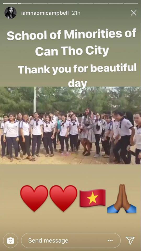 Naomi Campell đến thăm trường Phổ thông Dân tộc Nội trú Cần Thơ. Tại đây, cô vô cùng gần gũi và thân thiện giao lưu cùng các học sinh.
